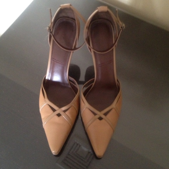 🎯JUST REDUCED Beautiful neutral TAHARI heels