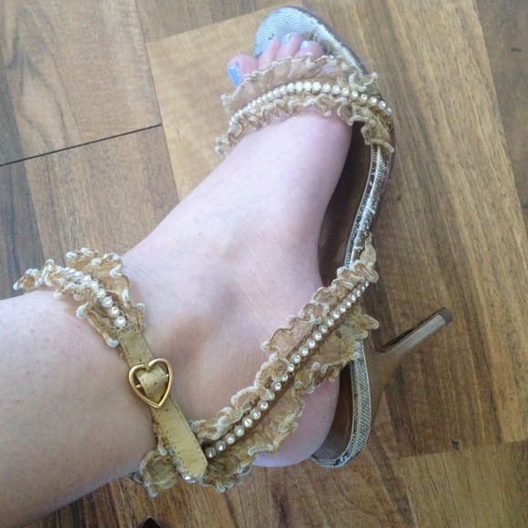 Betsey Johnson flirty heels - Picture 3 of 4