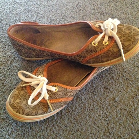 Authentic Michael Kors orange piped flats.