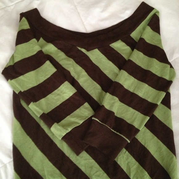 Wide v neck shirt green and brown