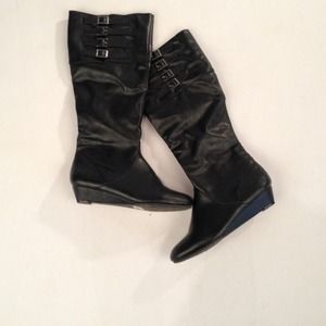 Mini wedged black zip up boots