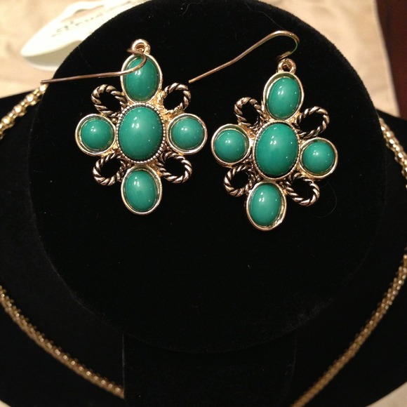 Brand new Teal Long necklace and earrings - Picture 2 of 3