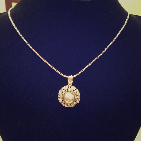 Stunning Silver Pearl and Rhinestone Necklace - Picture 1 of 3