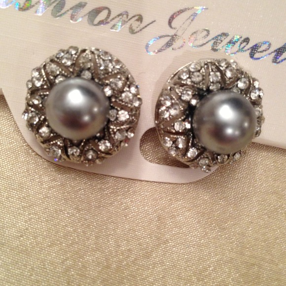 Stunning Silver Pearl and Rhinestone Necklace - Picture 2 of 3