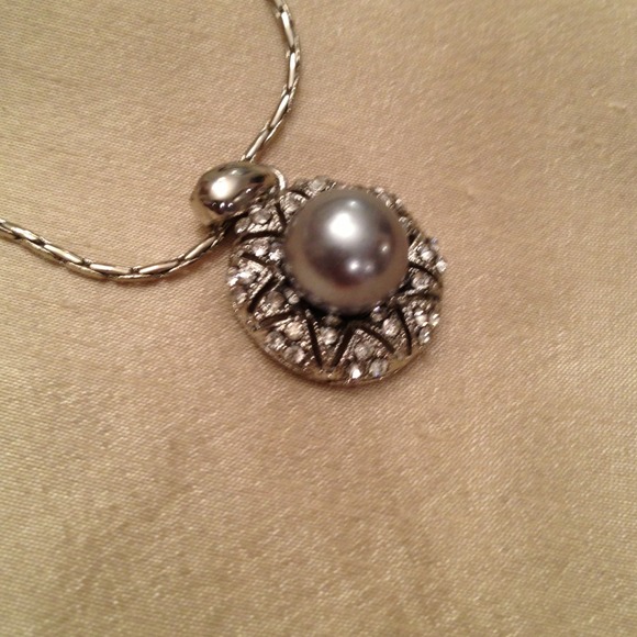 Stunning Silver Pearl and Rhinestone Necklace - Picture 3 of 3
