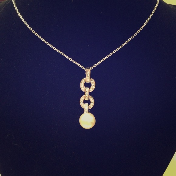 Simply Stunning Pearl and Rhinestone necklace - Picture 1 of 3