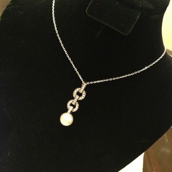 Simply Stunning Pearl and Rhinestone necklace - Picture 2 of 3