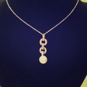 Simply Stunning Pearl and Rhinestone necklace