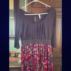 ***Reduced. Cute floral dress perfect for fall