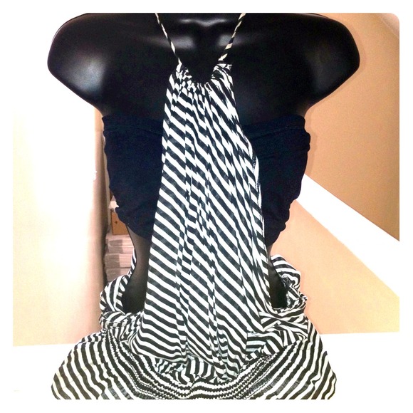🚫SOLD🚫💋Black and White Top
