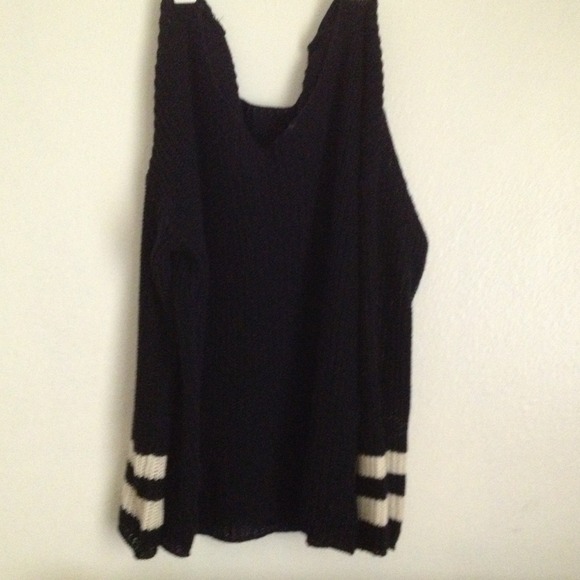 SOLD🌻Brandy Melville Juliet sweater - Picture 2 of 3