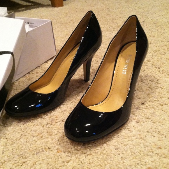 NWT Nine West black paten heels