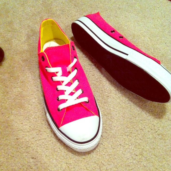 💢💢💢RESERVED RESERVED💢💢💢Hot pink converse
