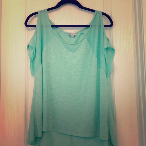 ✨Sold✨Teal flows peek a boo shoulder blouse!