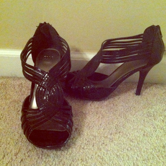 Elle open-toe black heels