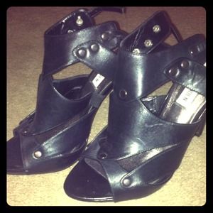 Sexy black pumps with gunmetal color rivets !