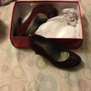 Deep burgundy guess heels
