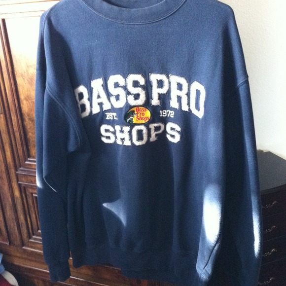 Ladies Bass pro shop sweat shirt