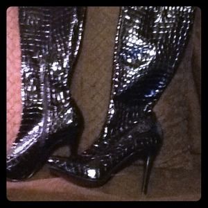 Guess boot foe snake skin