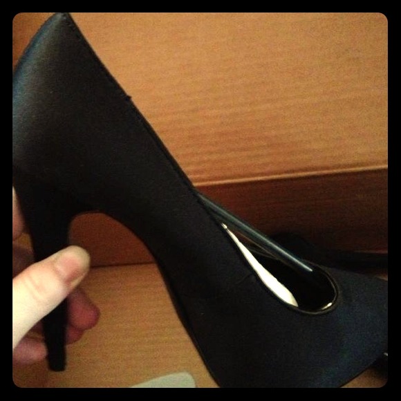 Express black platform pumps