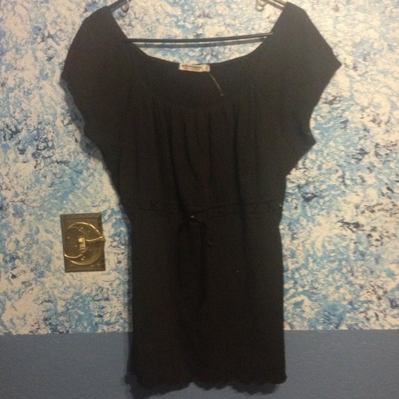 Cute black blouse.