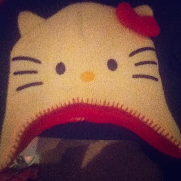 Hellokitty hat never worn bought it to small