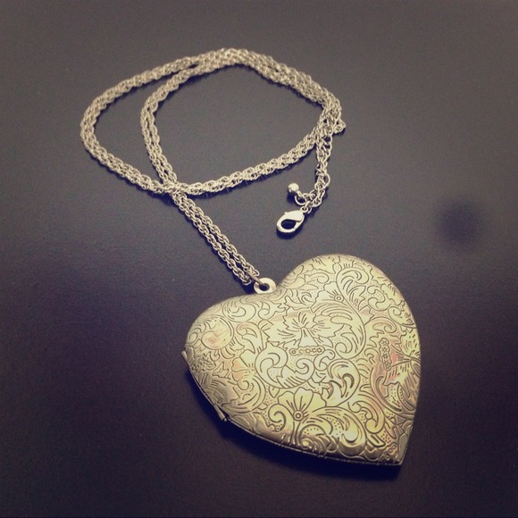 Jewelry - REDUCED Large heart locket