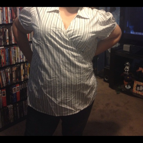 Cute office attire blouse. Hardly worn. - Picture 1 of 2