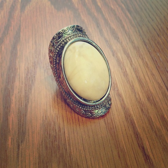 ✨Sold✨Opal ring with Grecian detailing!
