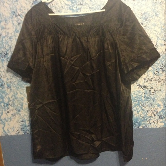 Cute black blouse..