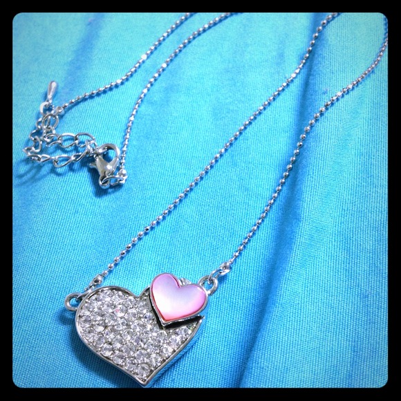 Double heart necklace and camo hat bundle