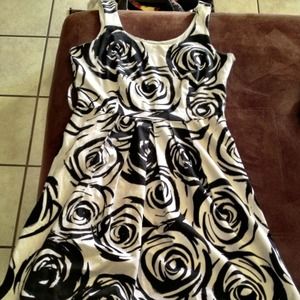 🔴Hold🔴Black and White Flower Dress