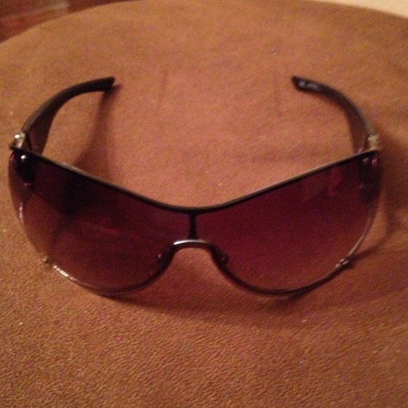 Authentic Gucci sunglasses. Never been worn.