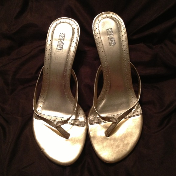 💗 Gold sandals with 1 1/2" heel sz 7.5 💗