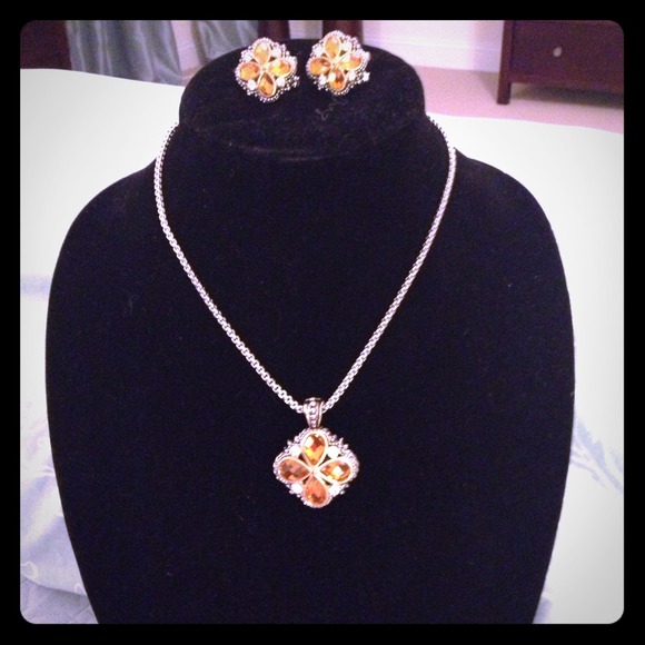 🌸Outstanding Earring/ Necklace Set🌸