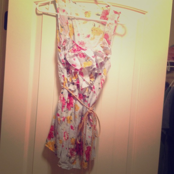 Gorgeous floral sleeveless top. Medium