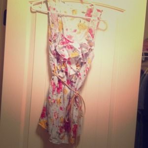 Gorgeous floral sleeveless top. Medium
