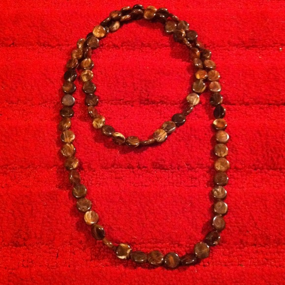 Long necklace with brown marbled flat beads