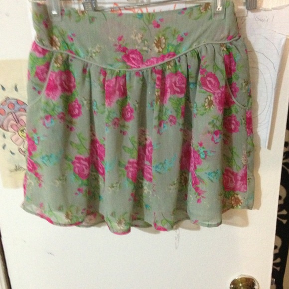 REDUCED: Beautiful floral skirt!