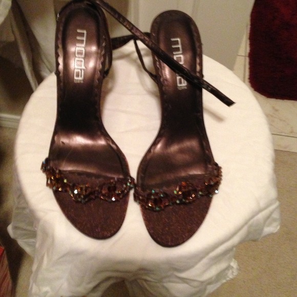 Moda brown jewel sandals.