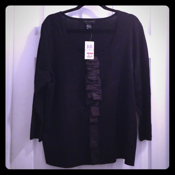 Black sweater with detail down the middle - Picture 1 of 4