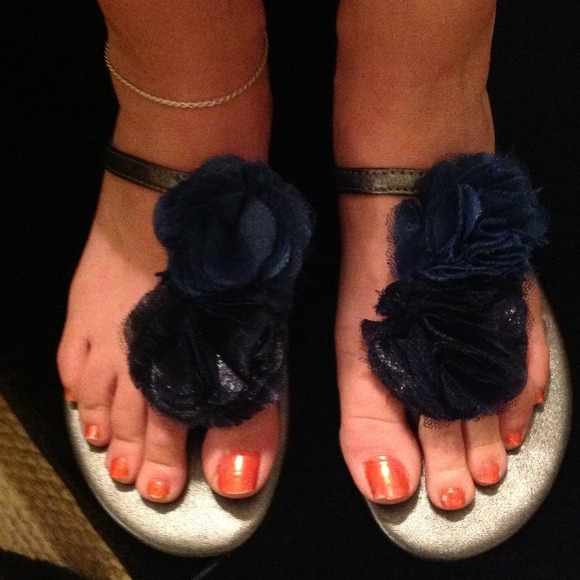 SOLD.VERA WANG SANDALS