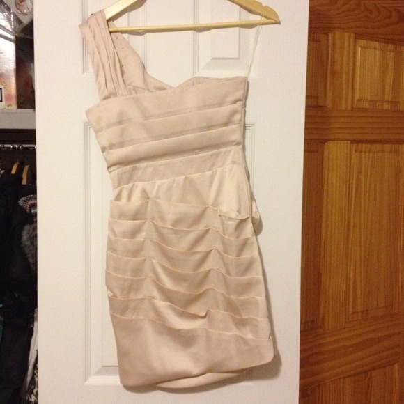 ⬇REDUCED⬇ Lipsy one shoulder pleated dress - Picture 2 of 3