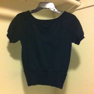 Short sleeved sweat shirt type top.