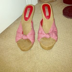 Peep toe, red and white checkered heel.