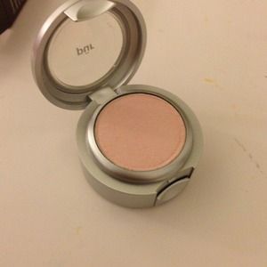 Pur mineral eyeshadow in rose quartz