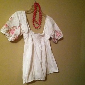 🌸🌸SOLD🌸🌸White cotton top w/ pink flowers