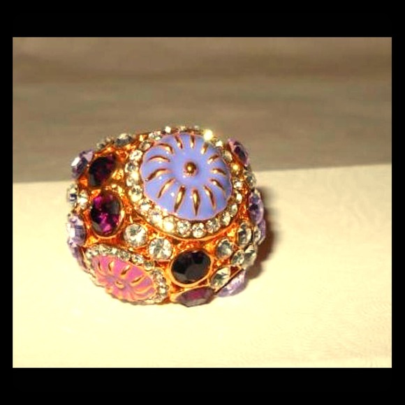 Fabulos ' MOD' Ring in Gold W/Swarovski Crystals!
