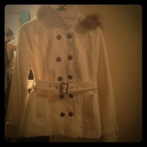 ⭐BRAND NEW⭐White pea coat💋reserved til friday💗