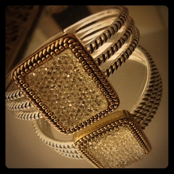 REDUCED ⭐⭐⭐Silver stone, clasp bracelet